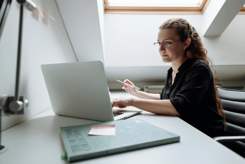 当下社会如何坚定理想信念,年轻人该树立什么样的理想和信念