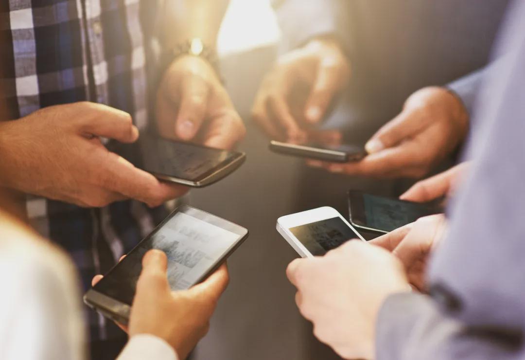 小镇父母短视频里的人情江湖:勤拍勤刷、挨个点赞、评论秒回