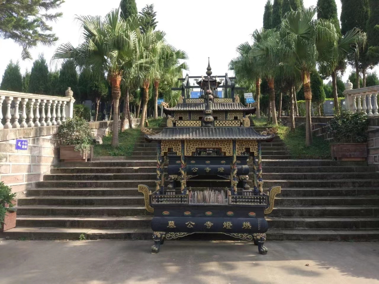 成都市皇恩寺公墓多少个,成都龙泉驿区公墓图片