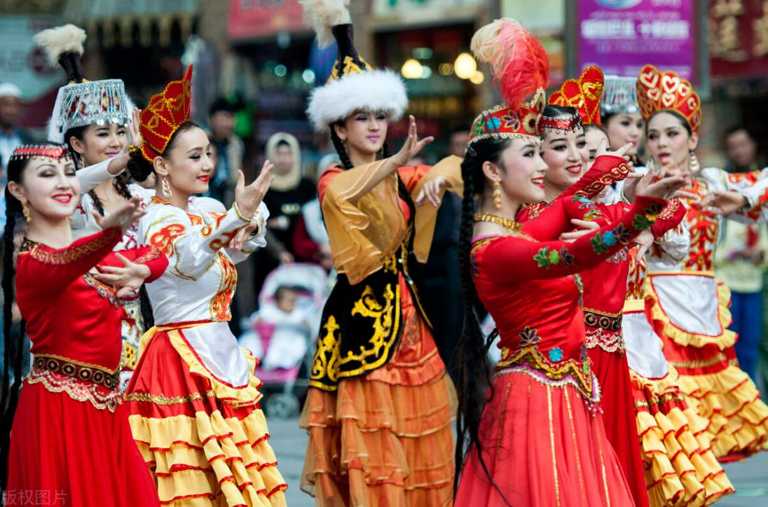 中国俄罗斯族，1.5万人，一头金发高鼻梁深眼窝，一口流利普通话