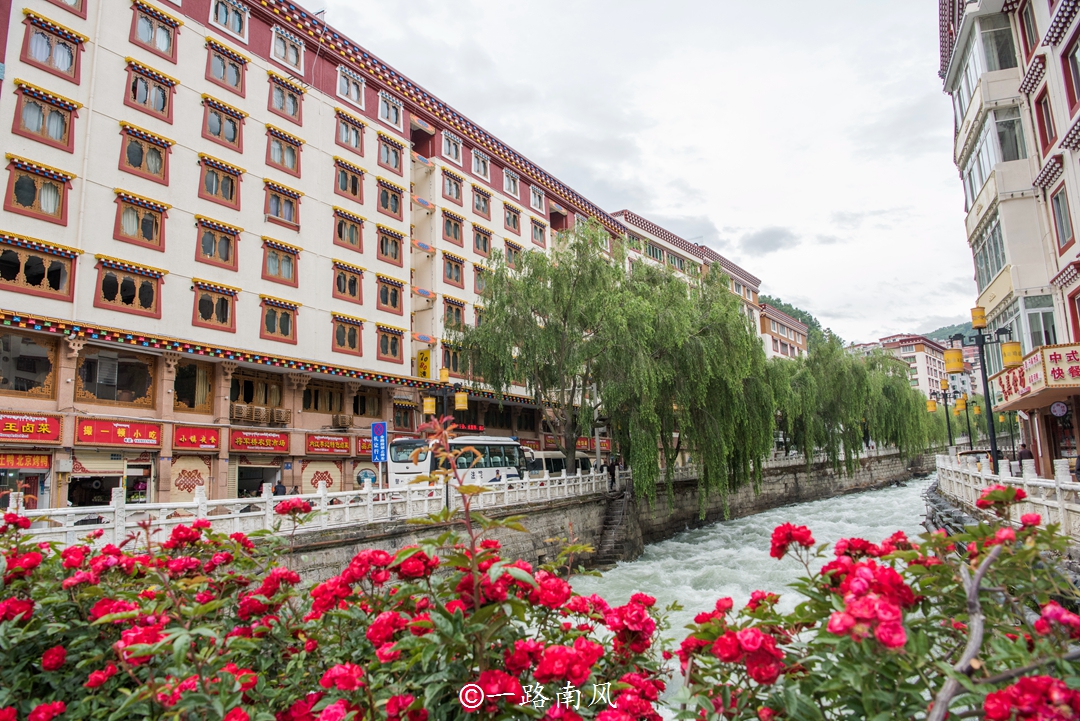 海拔2560米的四川康定城,环境不输云南丽江,游客却并不多