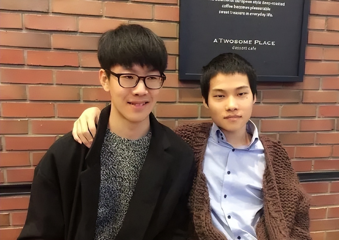 LOL官方通报黑洞king违规封三年;PDD谈LPL环境:新人青黄不接