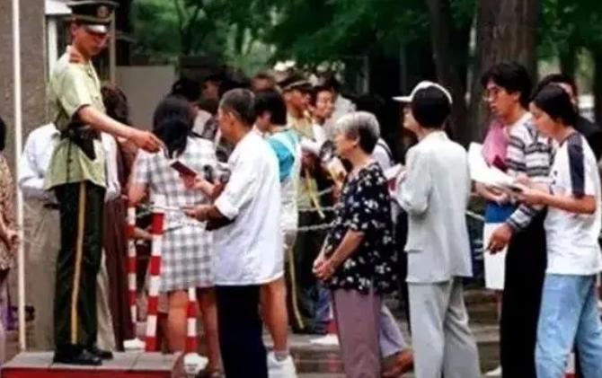 2000年，14岁花季少女被一瓶硝酸烧伤，事后亲婶母坦言：我有责任