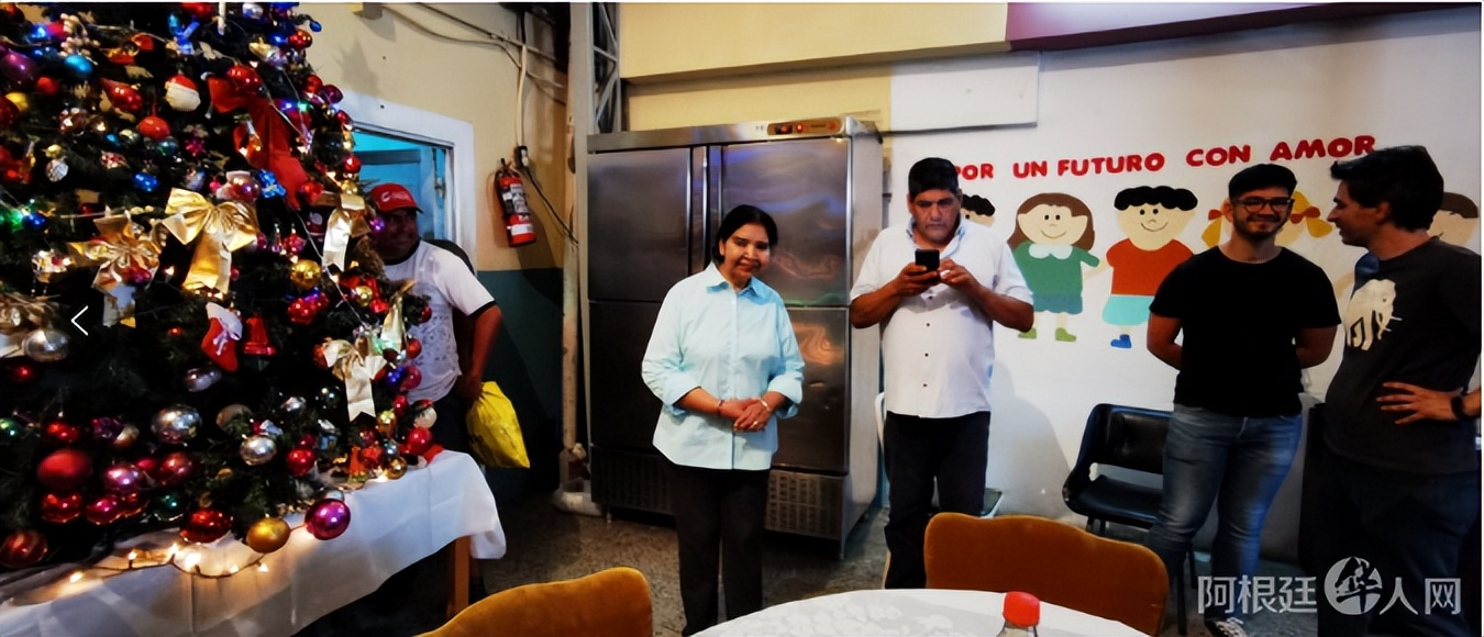 阿根廷华人社团献爱心：向当地慈善组织捐赠圣诞礼包