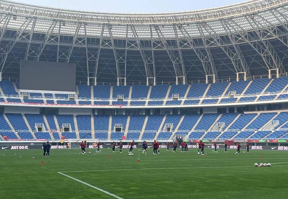 国足vs新加坡水滴球场升国旗,国足vs新加坡水滴球场