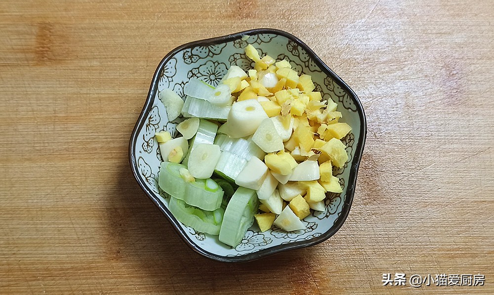 茼蒿豆腐带鱼,茼蒿鱼块炖豆腐的家常做法