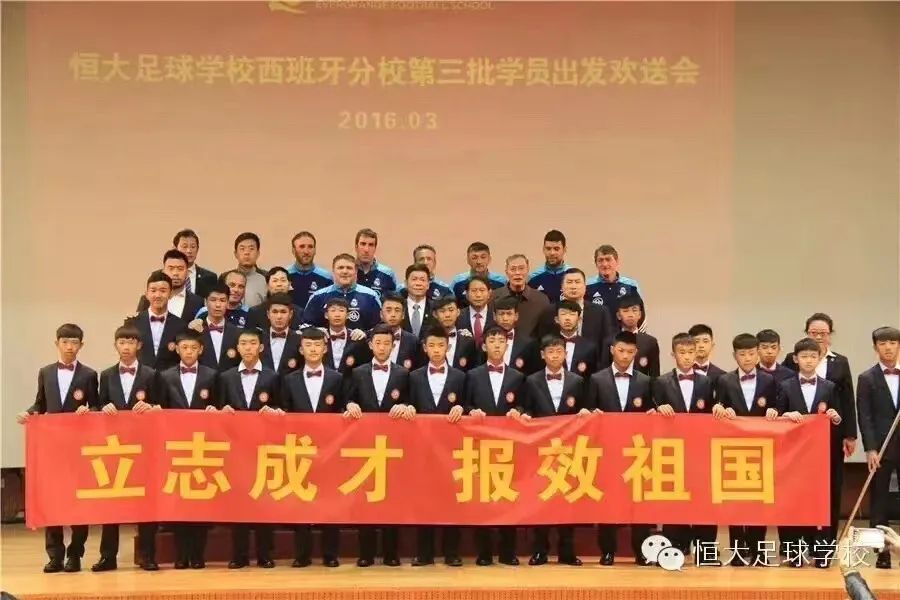 足球少年一路前行,足球少年逆风而行