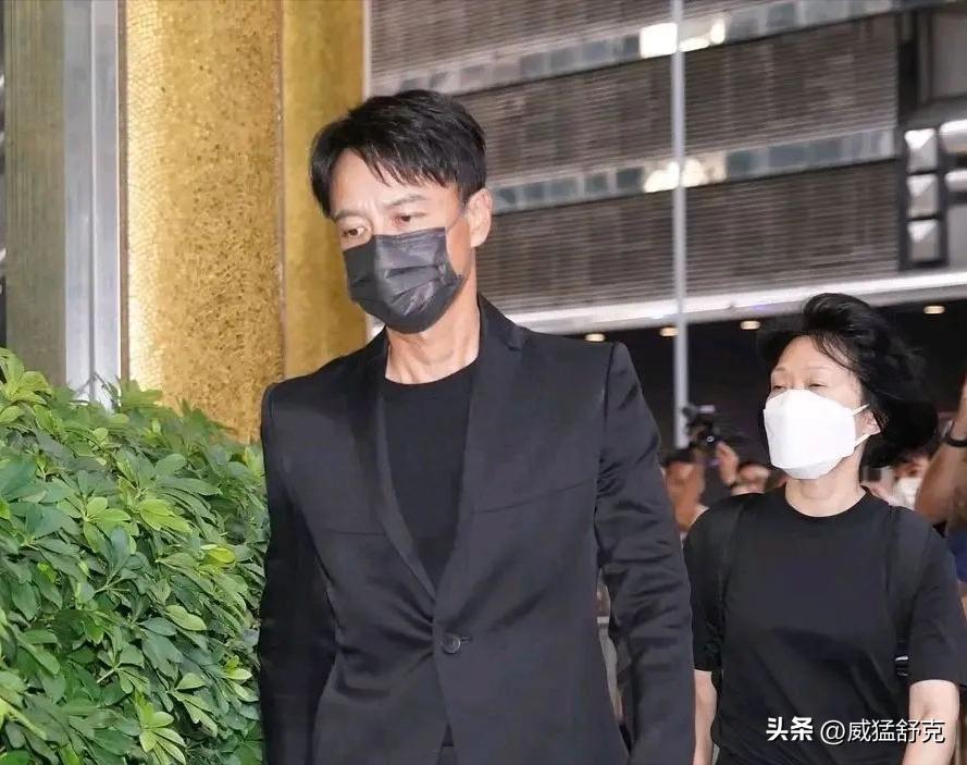 不扶李玟不发声，被骂人品差的李克勤，来内地赚钱的原因很心酸