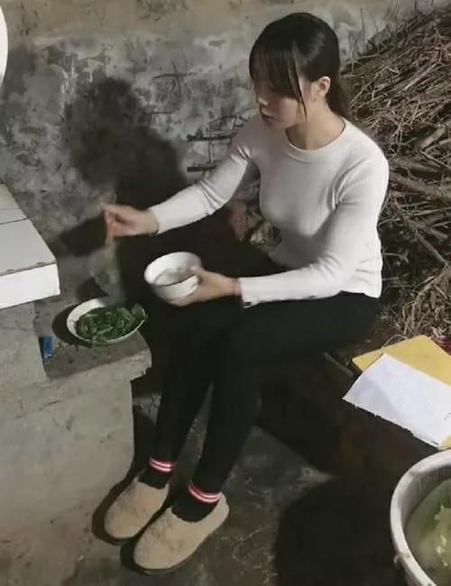 大学生回到家发现多了个弟弟,大学生回家突然多了个弟弟