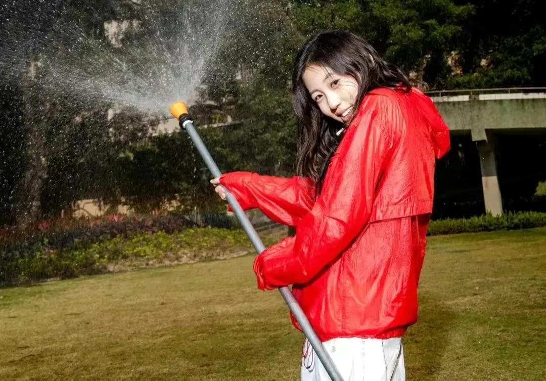 窦靖童晒长发披肩造型图片,窦靖童现身机场照片曝光