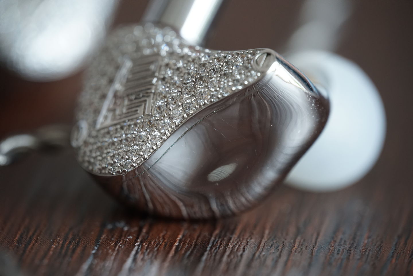 198颗宝石，铂金镀层，微动圈生物振膜，我以为高达9999元