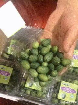 妹子的皮裤穿的真紧，有人知道妹子皮裤上的包怎么回事么，哈哈