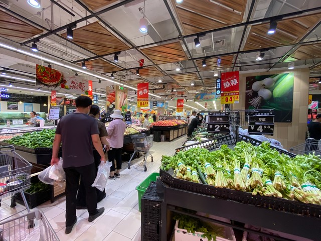 农村小伙卖猪肉月入二万元,一个小伙子卖猪肉一年赚了20亿