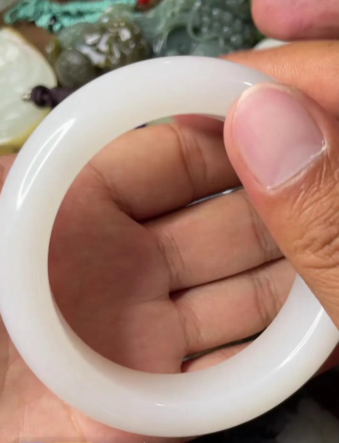 怎么分辨和田玉的真假及好坏视频,怎样鉴别和田玉手镯的真假好坏