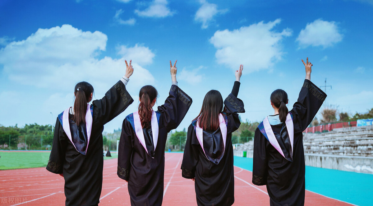 大学生副业搞钱：有人4年赚百万购房产，有人海边代写单次10块