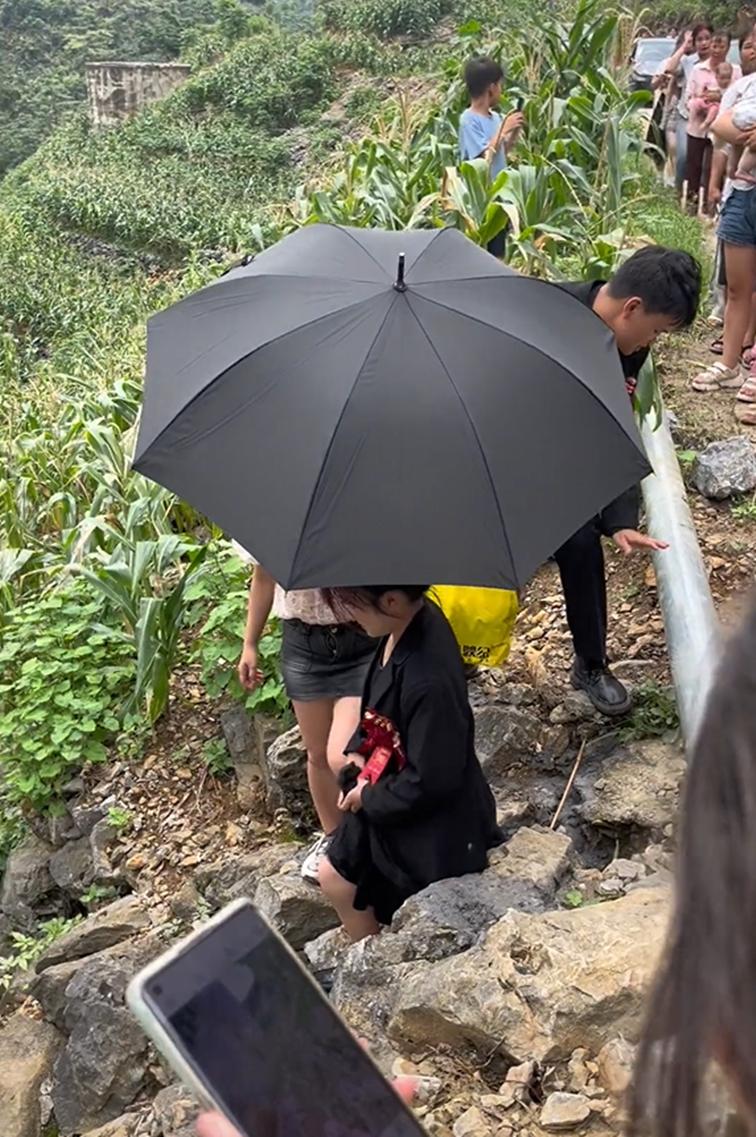 女孩嫁广西翻山越岭,广西一女生出嫁需翻山越岭走山路