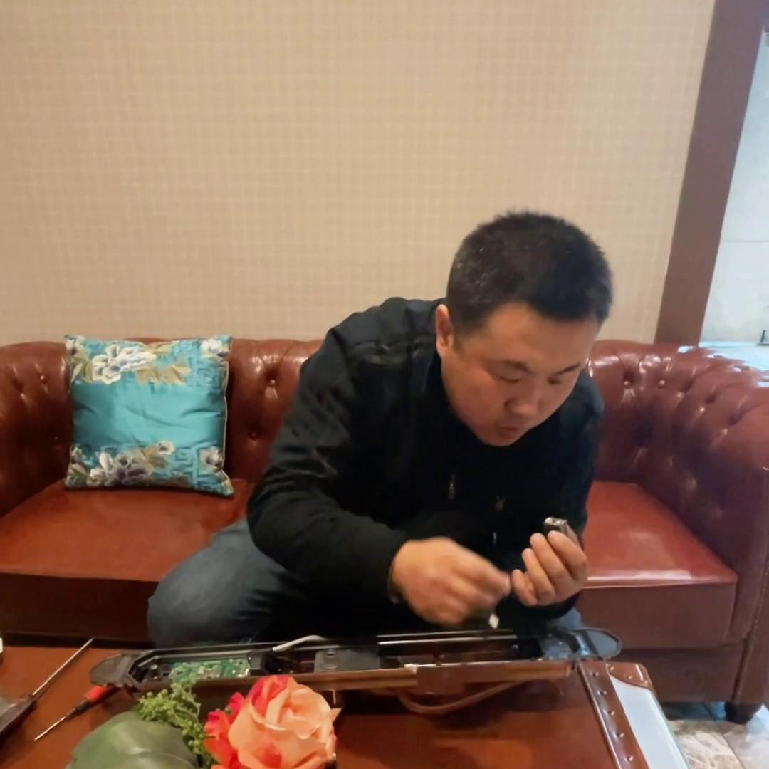 今天去给抖音粉丝维修一把价格昂贵的别墅智能锁，豪力士指...