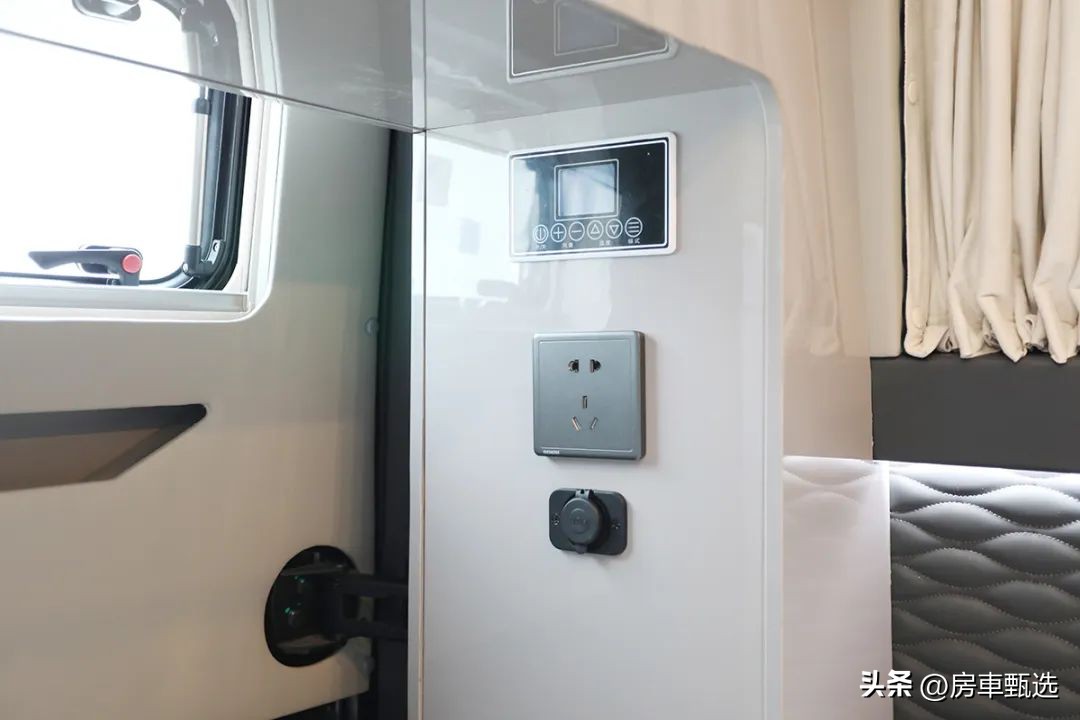 福特新全顺升顶商旅房车,福特新全顺2023款旅居房车