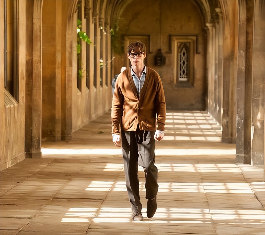 电影《万物理论》，运用空间构图手法，讲述霍金的爱情故事