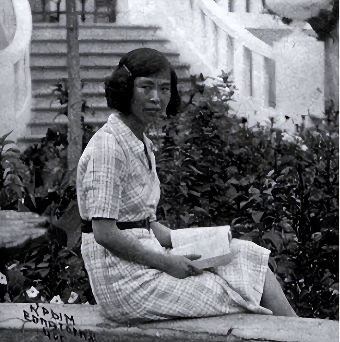 76年毛主席病逝，想起昔日恩情，*子珍贺**含泪对主席像说：请安息吧