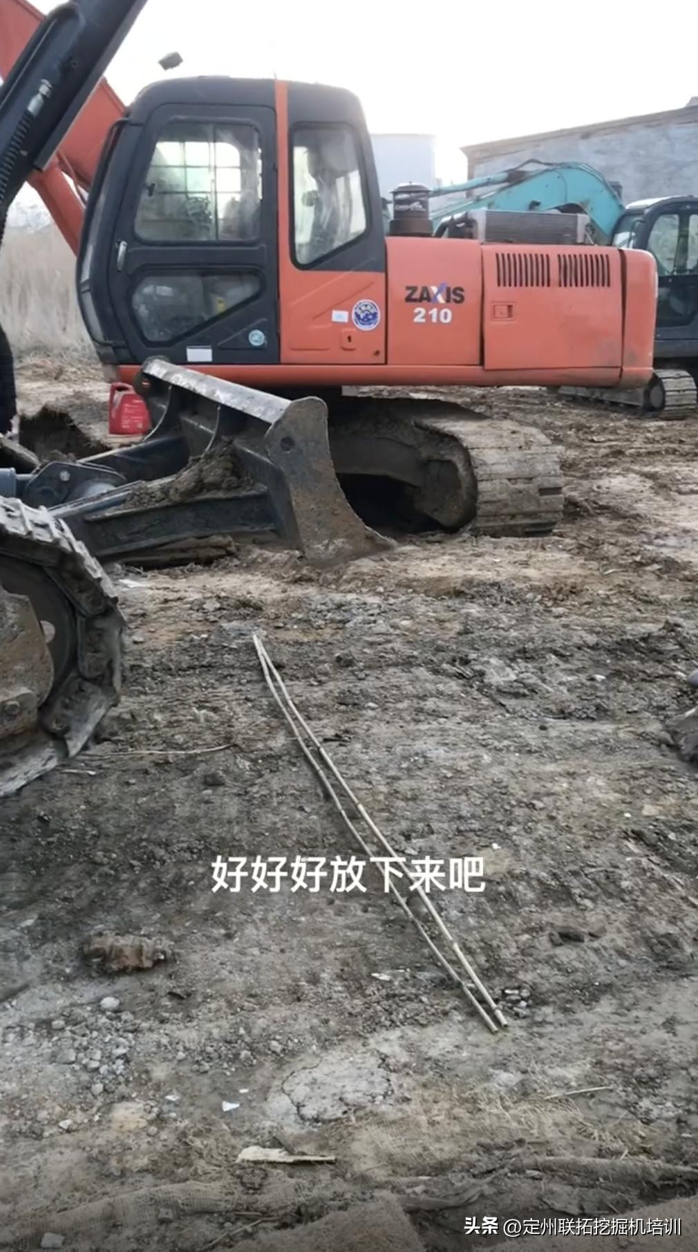 挖掘机跨障碍物教学视频,挖掘机单边过障碍物