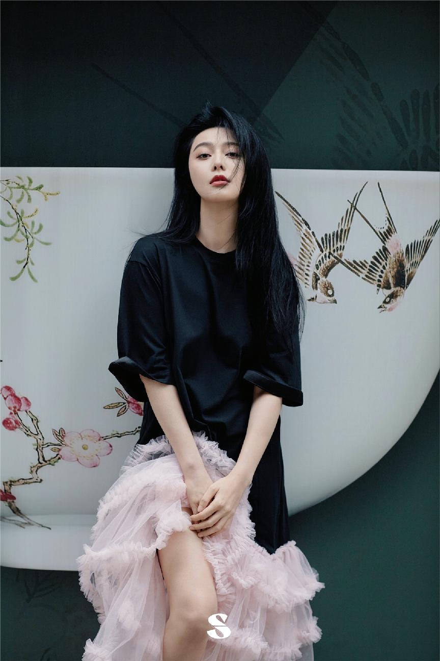 范冰冰黑白格子外套巴黎街拍,范冰冰街拍穿搭冬季粉色羽绒服