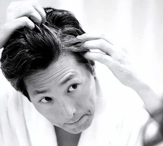 头发一夜变白的主要原因是什么,头发变白一绺怎么回事