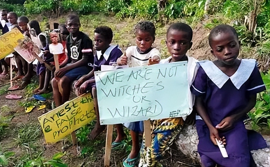 2016年，那个被白人美女喂水喝的2岁非洲小男孩，后来怎么样了？