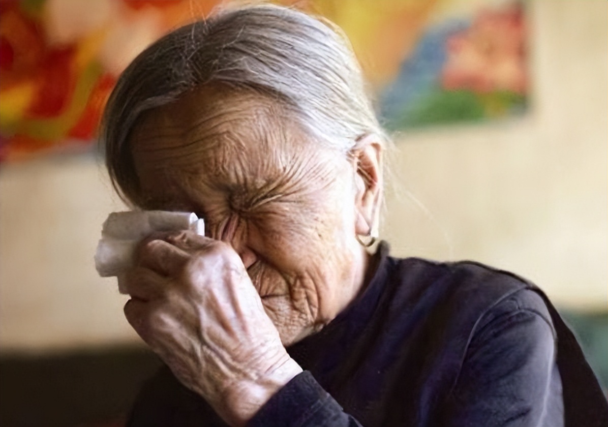 遇到这四种老人家庭必定衰败,老人无德影响子孙该如何化解