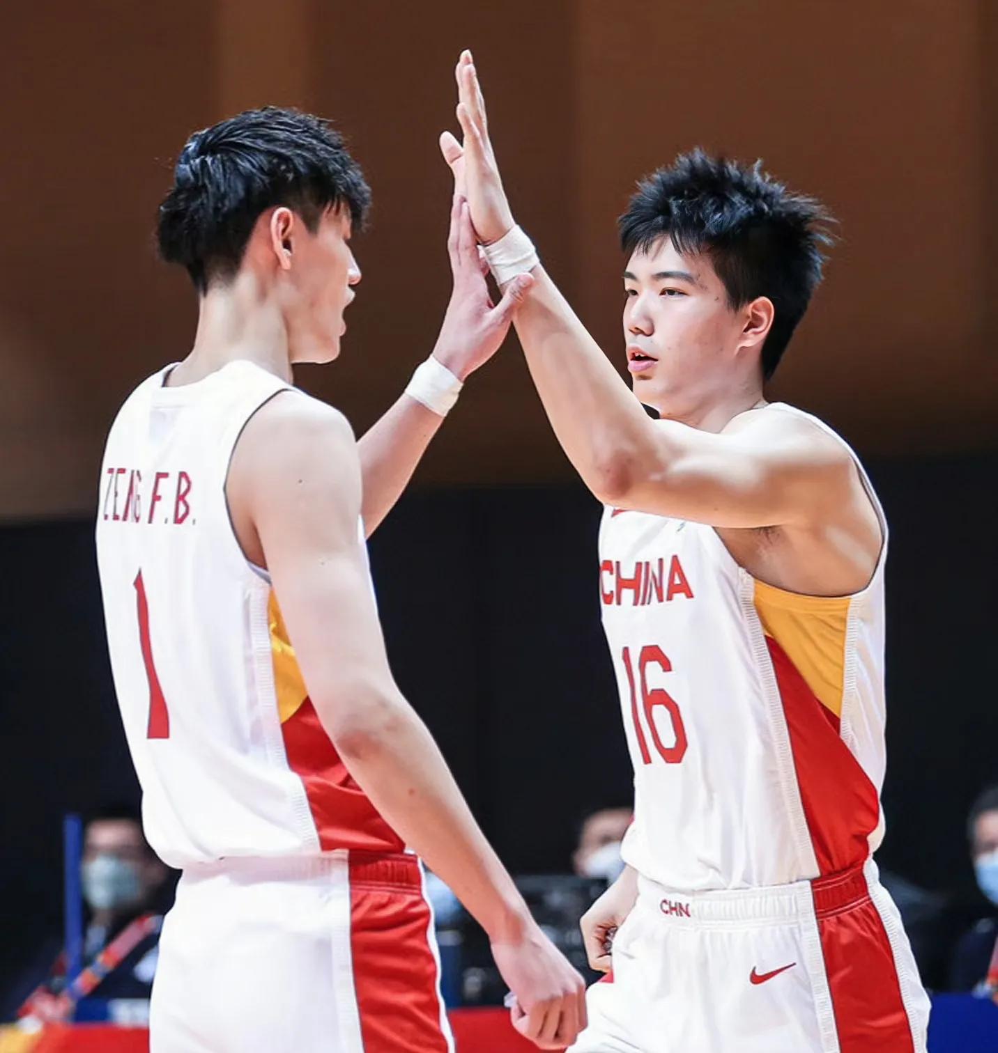 张镇麟曾凡博对位砍37分,中国男篮39分大胜蒙古张镇麟表现