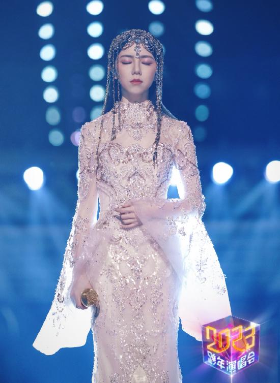 杨紫关晓彤跨年晚会造型,关晓彤2017年湖南跨年演唱会