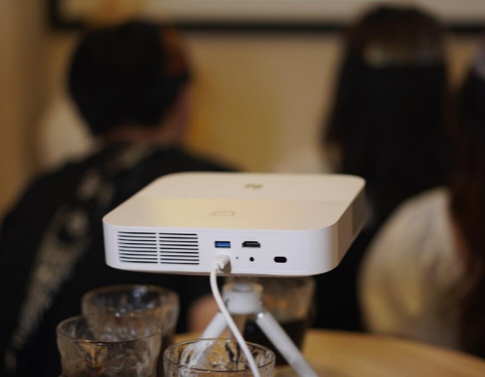 世界杯对局爆冷频出！小新520投影仪让你“瞬移到球场”