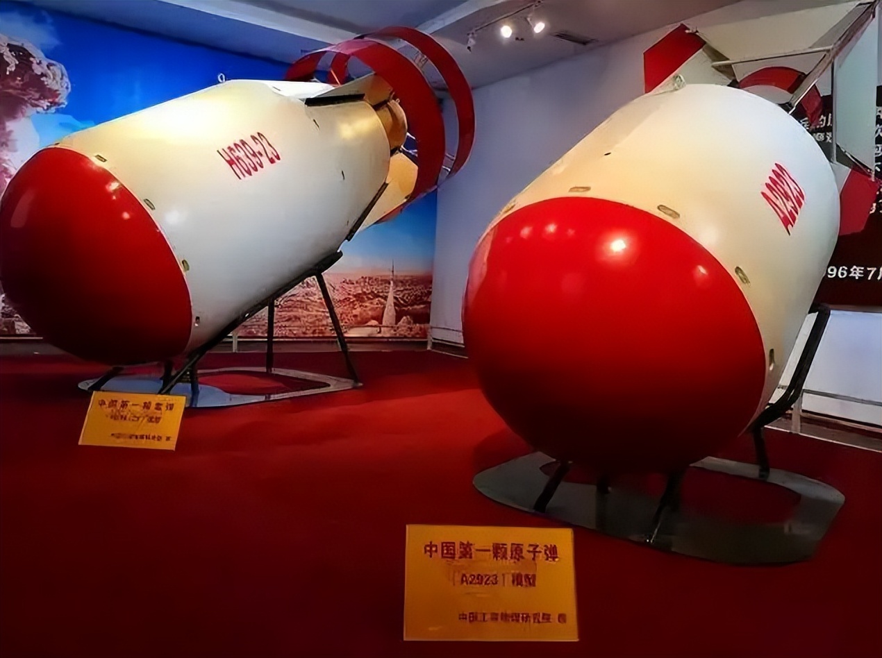 1964年原*弹子**爆炸成功,报纸刊登照片,周总理:把地面裁掉,为何