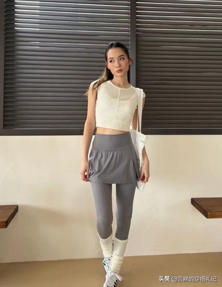 瑜伽裤外穿瑜伽服也能搭出时尚感,宽松裤瑜伽服穿搭白色