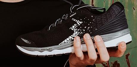 纯黑色跑鞋推荐前十名,入门级纯黑跑鞋推荐