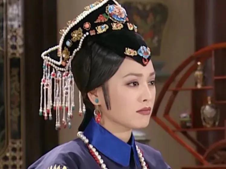 1635年，孝庄给丈夫皇太极请安，刚到门口，却听见姐姐的撒娇声