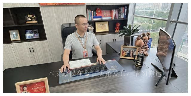 卖毛巾摆地摊小伙子,摆地摊卖抹布的小伙子被收保护费