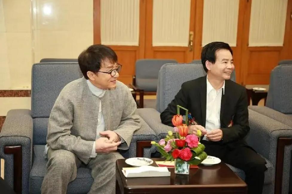 传奇董事长沦为老赖，靠*身卖**续命的空调大王，这个夏天还能翻身吗