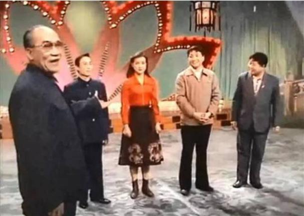 1983年第一届春晚，部级领导审查后：怎么能让姜昆主持？