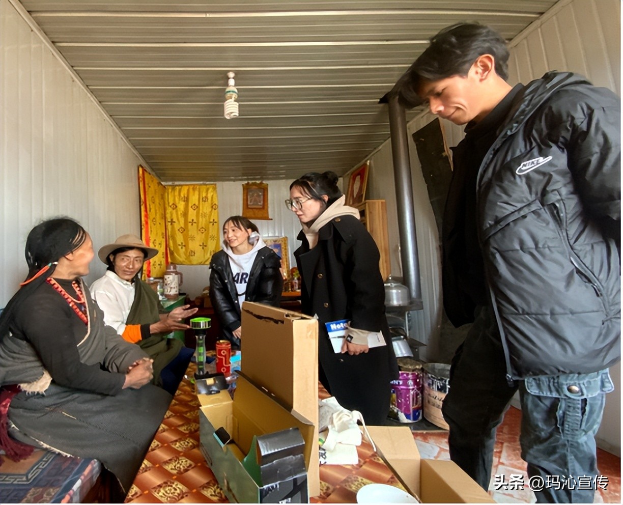 玛沁县当洛乡开展残疾人康复体育器材进家庭活动