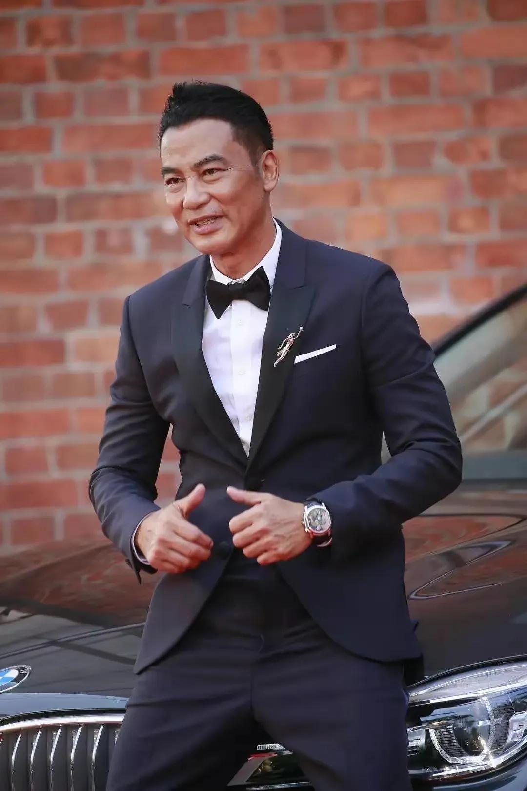 任达华驼背,70岁任达华中山买房