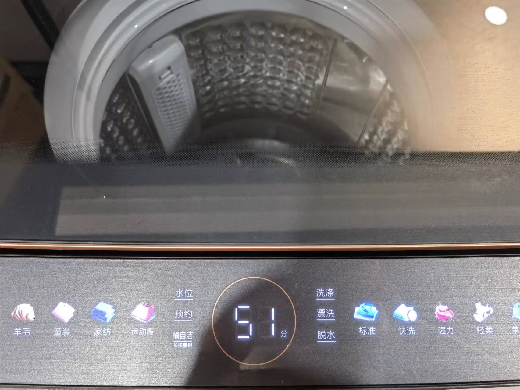 老妈到家里帮忙大扫除，却不小心把洗衣机底盘拆了