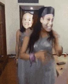 如何评价这个女主持人，主持了一半把*袜丝**脱了？