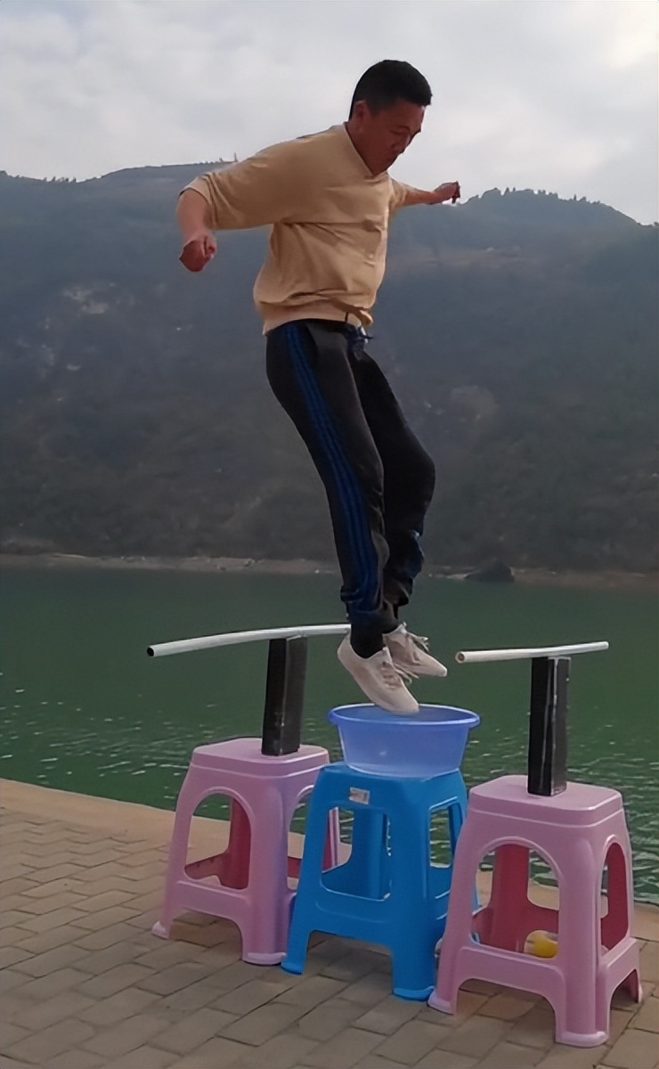 “蜻蜓水上漂”轻功重出江湖了？重庆小伙吸粉百万，老外又懵了