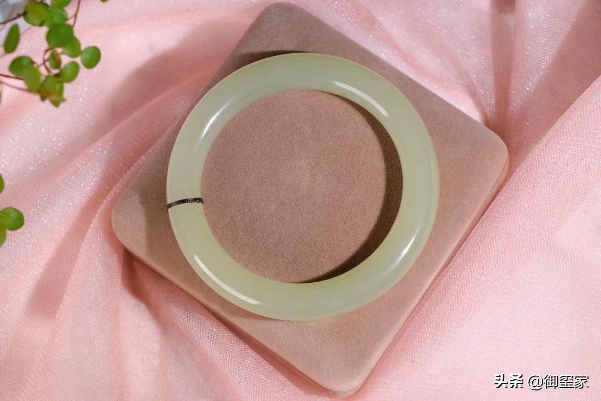 和田玉翠青手镯价格,急售翡翠手镯