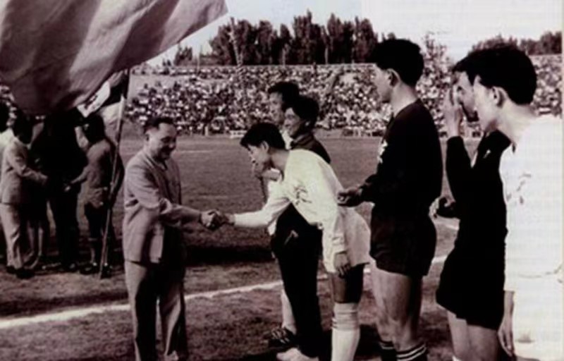 1988，全国人大会议，*小平邓**抽烟时收到纸条：请小平同志不要吸烟