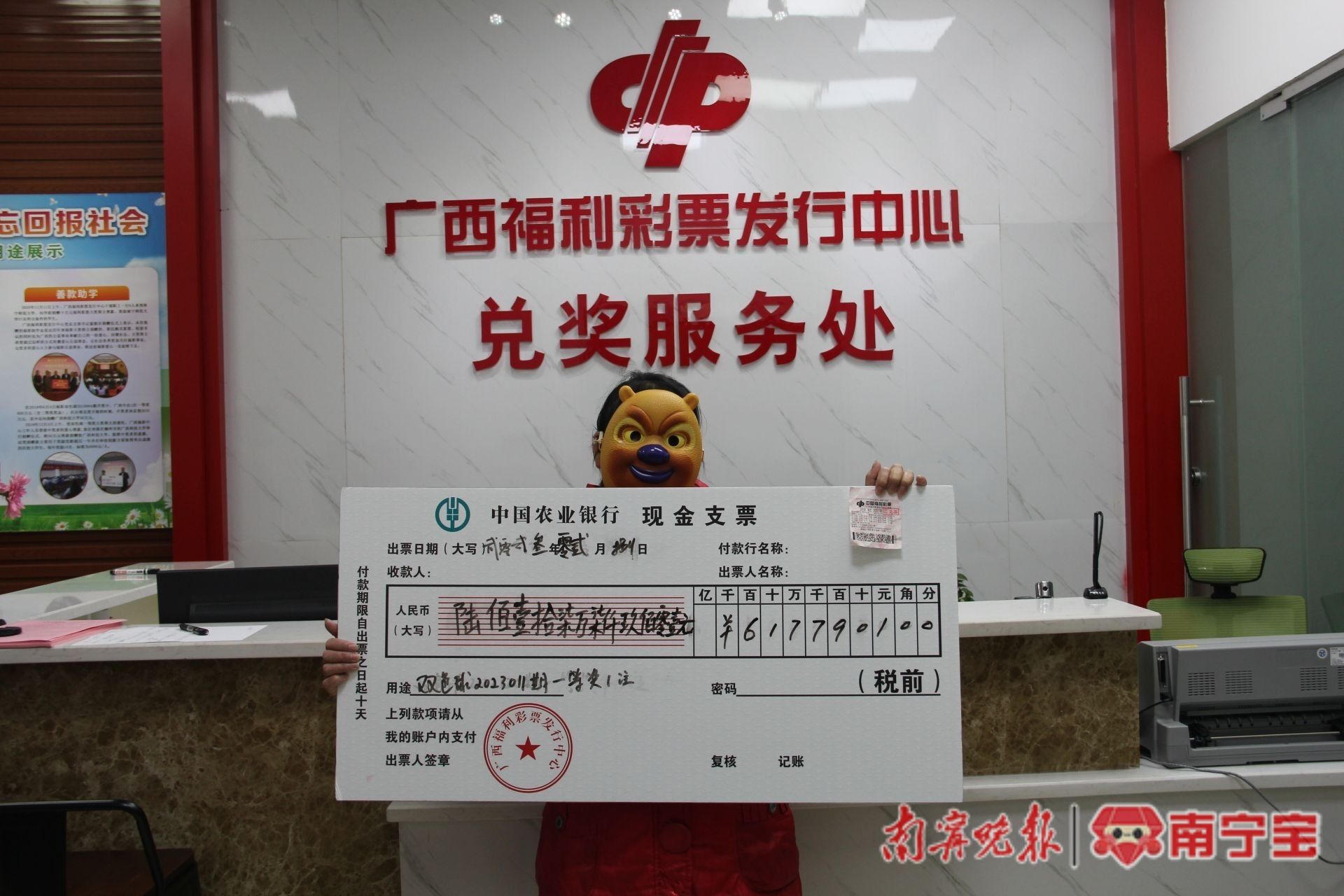 万元彩票双色球牛人晒票80期,广西双色球现2.19亿巨奖票