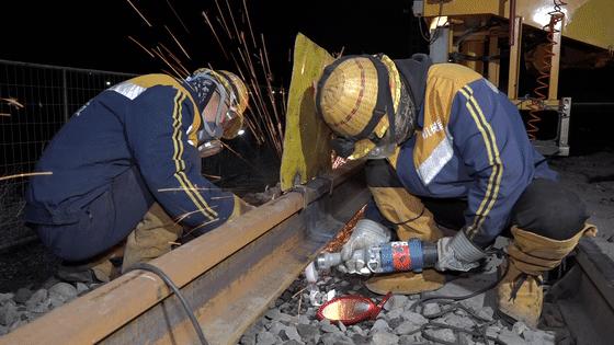 火车车轨怎么焊接,机械焊接铁轨