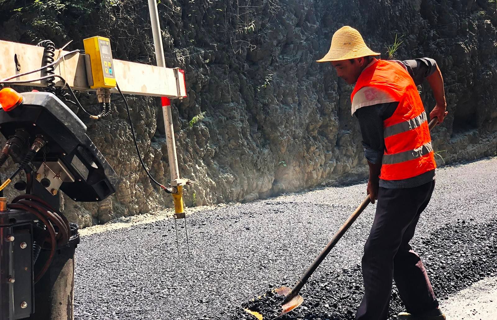 为什么美国修公路要预埋一些轮胎,修公路为什么要埋轮胎