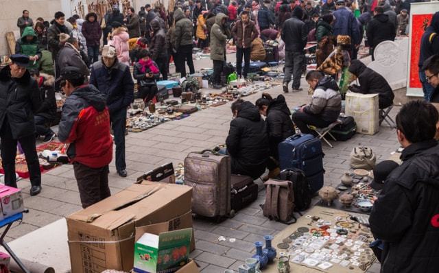 老人捡到一把椅子结果是古董,老人捡到了一把破椅子